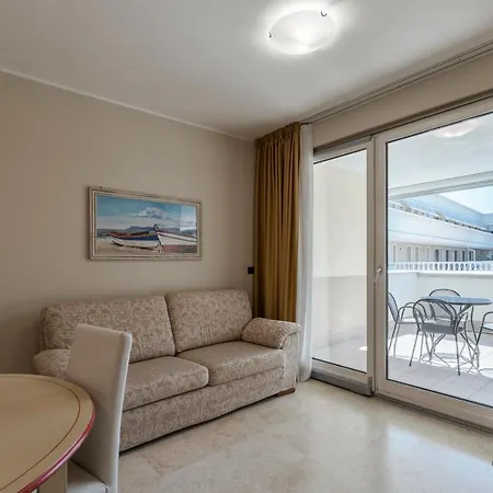 Апарт-отель Apt24 - Relais Du - With Pool Дезенцано-дель-Гарда